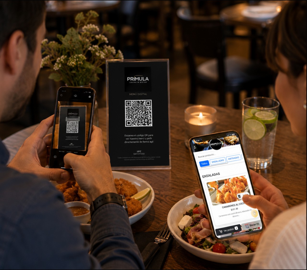 Comensales utilizando el menú digital Eat2Feed